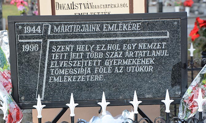 Emléktábla az ártatlan áldozatokért a szenttamási katolikus temetőben